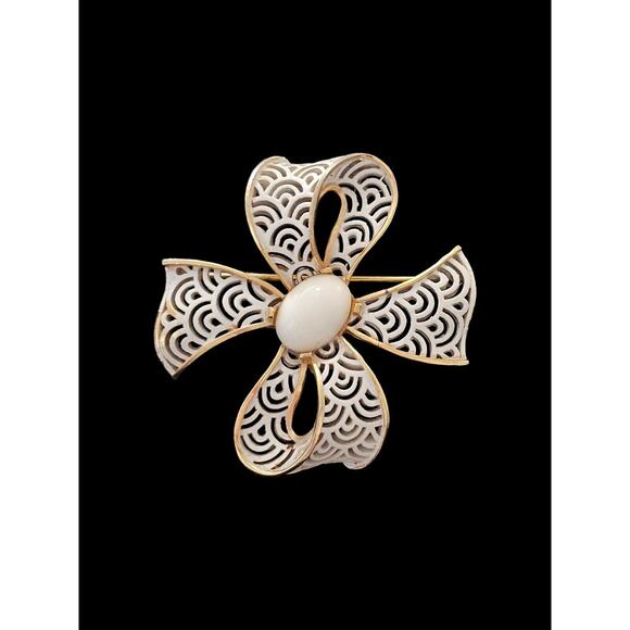 Vintage CROWN TRIFARI GOLD PLATED WHITE CABOCHON ENAMEL LACE RIBBON BOW BROOCH - Picture 1 of 11